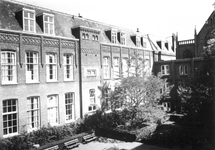 1976-1773-EN-1774 R.K. bejaardentehuis Simeon en Anna aan de West-Kruiskade.Afgebeeld van boven naar beneden:-1773: ...