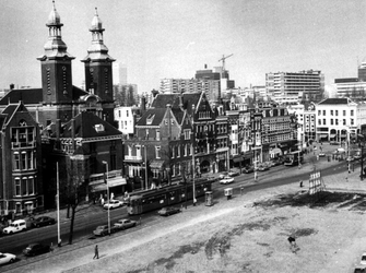 1976-252 Gezicht op de noordzijde van de Nieuwe Binnenweg met het gebouw van de Sint Jansplaats en Paradijskerk. Op de ...