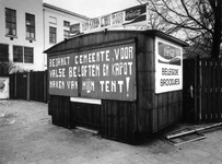 1976-259 Gesloten broodjewinkel aan de achterzijde van hotel Huize Emma en de politiepost aan het Eendrachtsplein. Op ...
