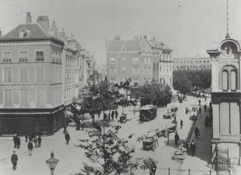 1976-282 De Zeevischmarkt, rechts het gebouw.Links hoek Hang en de smalle straat is de Vissersdijk, rechts op de ...