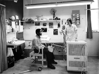 1976-927-TM-929 Interieurs van het verpleeghuis Sint-Antonius aan de Nieuwe Binnenweg 33.Afgebeeld van boven naar ...