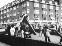 1976-93 Spelende kinderen op de speelplaats in het Heiman Dullaertplein.