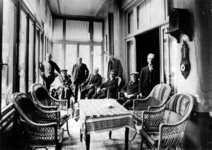 1977-1649 Oude mannen in de serre van sanatorium Vredeoord aan de 's-Gravenweg.