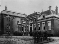 1977-1655 Gebouw van sanatorium Vredenoord aan de 's-Gravenweg.