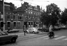 1977-1664-EN-1665 Gezichten op de westzijde van de Claes de Vrieselaan met het pand nummer 91. Protesten tegen het ...