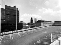 1977-1674 Gezicht op het dak van de parkeergarage van de Bijenkorf aan de Aert van Nesstraat. Op de achtergrond de ...