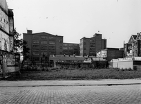 1977-1883 De noordzijde van de voormalige fabriek van Jamin in de Hugo de Grootstraat. Linkerzijde nog bewoonde woningen.