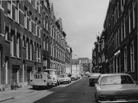 1977-1917 Lambertusstraat, tussen Lusthofstraat en Oudedijk. Linkerzijde de verzakking te zien, dat ontstaan is na de ...
