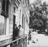 1977-208 De heer mr. A. van Mens bij het huis van J. Henkes, aan de Aelbrechtskolk (westzijde) nummer 59.