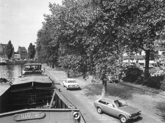 1977-2140 Gezicht op de Coolhaven (straat) en de Rochussenstraat (rechts). Op de achtergrond de Havenstraat.