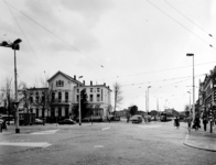 1977-2156 Het Eendrachtsplein gezien uit het oosten. Links de politiepost op nr. 3 en hotel Huize Emma. Op de ...