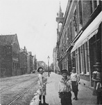 1977-23 Drie jongens: A. en W. Bens en J. van Mark op het trottoir van de oostzijde Havenstraat, ongeveer voor huis nr. 160.