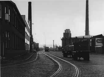 1977-297 Keileweg vanaf de Vierhavensstraat. Links fabriek Inverpak en rechts Van Berkels' Patent.