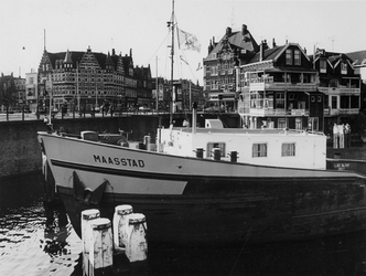 1977-353 Voorsteven van het schip De Maasstad voor de Lage Erfbrug bij de Delfshavense Schie. Op de achtergrond de ...
