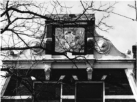 1977-354 Een geveltopversiering van een pand aan de Voorschoterlaan.