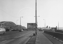 1977-369 Willemsbrug en spoorbrug, gezien vanaf de Verlengde Willemsbrug. Op de achtergrond de Maaskade op het Noordereiland.