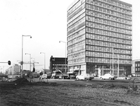 1977-386 De Blaak met rechts kantoorgebouw de Hoofdpoort.