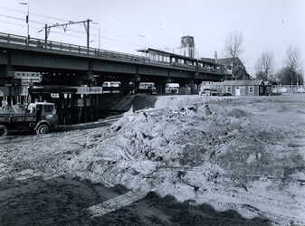 1977-389 Het Groenendaal.Aanleg van de metro (lijn Centrum - Oost) bij Station Blaak.Op de achtergrond de Sint-Laurenskerk.