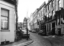 1977-408 Korte Schoonderloostraat gezien vanuit de Schoonderloostraat. Op de achtergrond de Havenstraat.