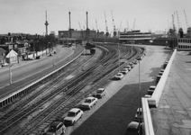 1977-418 Gezicht op de Schiehavenweg (rechts) en Westzeedijk (links) en in het midden het spoorwegemplacement, vanuit ...