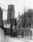 1977-467 De Lange Torenstraat. Op de achtergrond de Sint-Laurenskerk.