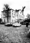 1977-549 Nieuwe Binnenweg met het hotel Huize Emma aan het Eendrachtsplein. Op de achtergrond achter het gebouw een ...