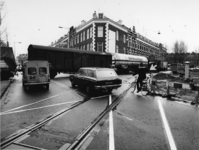 1977-69 Rangerende goederentrein passeert en verspert de weg aan de Hillelaan. Rechts de Korte Hillestraat.