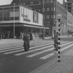 1977-763 Gezicht op de Aert van Nesstraat bij de Lijnbaan. Op de achtergrond het r.k. Instituut Sint Lucia op de hoek ...
