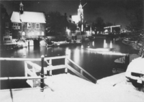 1977-96 Gezicht op de Aelbrechtskolk met het verlichte zakkendragershuis, de Oude Kerk en de Piet Heynsbrug.
