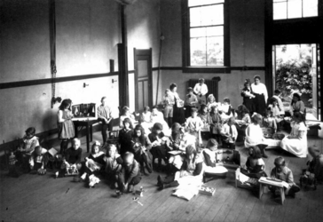 1978-3051 Interieur van de vereniging Ons Huis aan de Gouvernestraat.- kinderen spelen in de zaal op de begane grond.