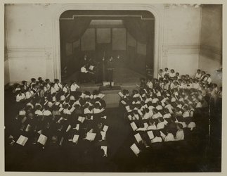 1978-3055 Gemengd zangkoor in 'Ons Huis' aan de Gouvernstraat, onder leiding van de dirigent Bernard Diamant.