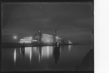 1978-3313 De nieuwe fabriek van de Erven Wed. J. van Nelle aan de westzijde van de Delfshavense Schie, bij avond.