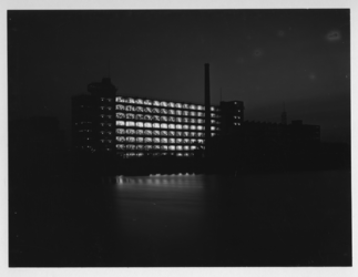 1978-3319 De nieuwe fabriek van de Erven Wed. J. van Nelle aan de westzijde van de Delfshavense Schie, bij avond.