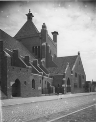 1978-3423 Zuidelijke gevel van de R.K. Sint Antonius Abtkerk (aan de Jan Kruijffstraat 40) bij de Noordschans.