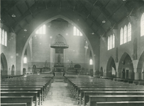 1978-3425 Interieur van de R.K. kerk Sint Antonius Abt aan de Jan Kruijffstraat. Zaal met banken, achteraan het ...