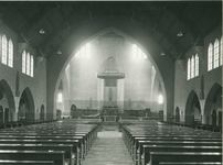 1978-3450 Interieur van de R.K. kerk Sint Antonius Abt aan de Jan Kruijffstraat. Kerkzaal in de richting van het altaar.