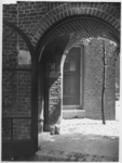 1978-3470 Sint Mariaschool aan de Jan Kruijffstraat. Poortje van het zusterhuis naar de school.