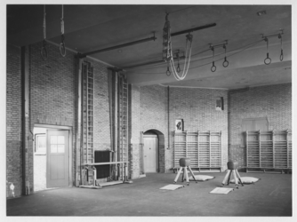 1978-3579 Gymnastiekzaal op de bovenste verdieping van R.K. school Sint Tarcisius en Sint Antonius, aan de Bruijnstraat ...