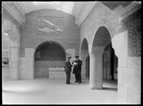 1978-3605 Interieur van bank R. Mees en Zonen aan het Beursplein (vanaf 1942 de Blaak). Een portier en een bezoeker in ...