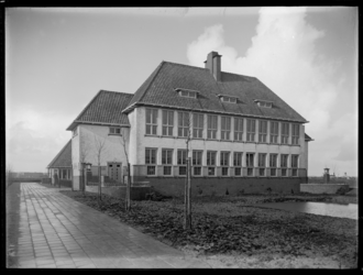 1978-3633 Openbare school aan de Barkasstraat 39.