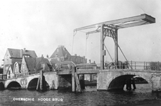 1980-1854 De Hogebrug over de Delfshavense Schie met het brugwachtershuisje aan de Delfshavensekade, gezien vanaf de ...