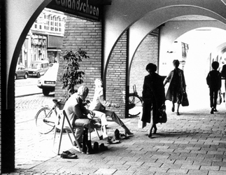1980-238 Gipsen figuren voor de schoenenwinkel Calandschoen aan de zuidzijde van de Nieuwe Binnenweg nummer 14.