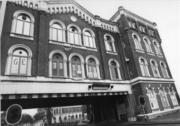 1980-3986 Het Poortgebouw aan de Stieltjesstraat, en op de ramen de leus 'gekraakt'. Een kraakactie door woningzoekenden.