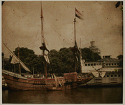 1981-405 De 'Halve Maen' een model op ware grootte van het jacht waarmee Hudson in 1609 in Amerika terechtkwam, ligt ...