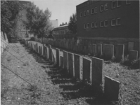 1981-9 Grafzerken op de Nederlands Israëlitische Begraafplaats. Rechts het gebouw van de Kappers Academie.