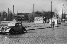 1985-438 Mathenesserweg met reclamebord op de achtergrond nabij het Marconiplein.