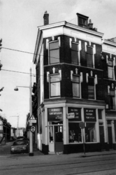 1985-443 Sanitairhandel op hoek Sophiastraat en de Goudse Rijweg.