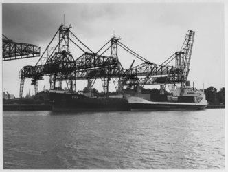 1986-1583 Het Griekse motorschip Fox wordt in de Waalhaven (Pier 5) bij European Shipping Transport (E.S.T.) geladen ...