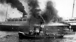 1986-1797 Het vertrek van de Nieuw Amsterdam, omringd door de sleepboten Siberië en Java op de Nieuwe Maas.
