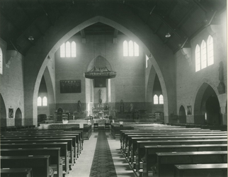 1986-225 Interieur van de RK kerk Anthonius Abt aan de Jan Kruijffstraat nummer 40. Kerkzaal in de ricthing van het altaar.